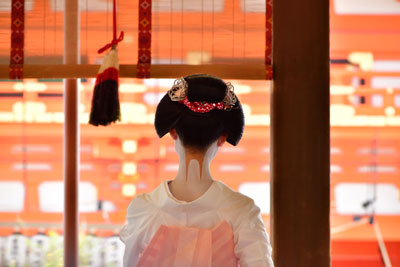 舞妓表演晚餐與京都夜景巴士遊